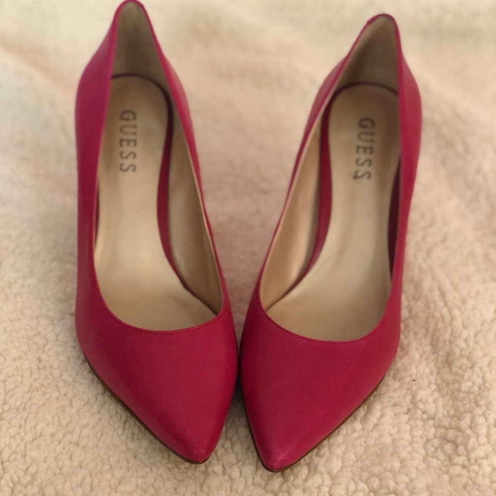 Guess pumps